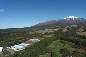 鳥海山を望む場所で、酪農牧場と育成牧場を経営